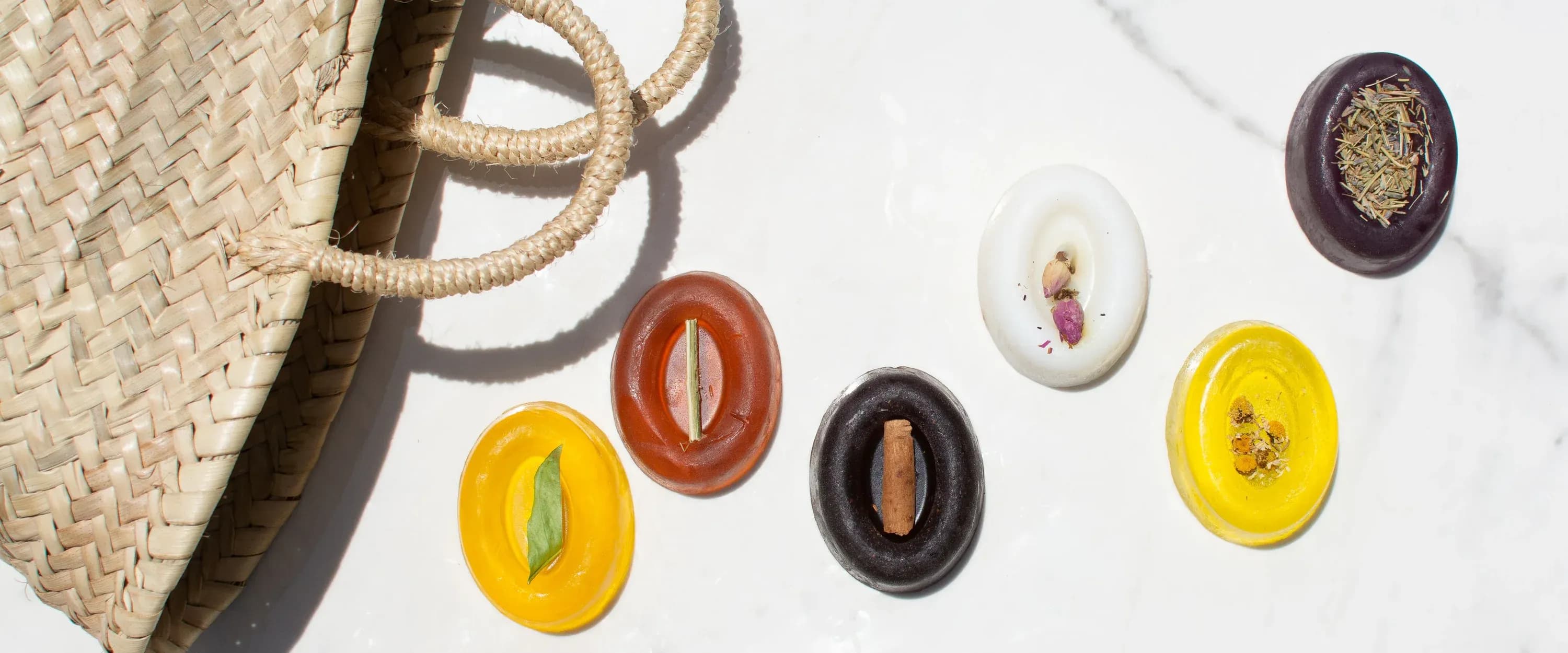 Savons artisanaux Natus aux plantes naturelles sur marbre