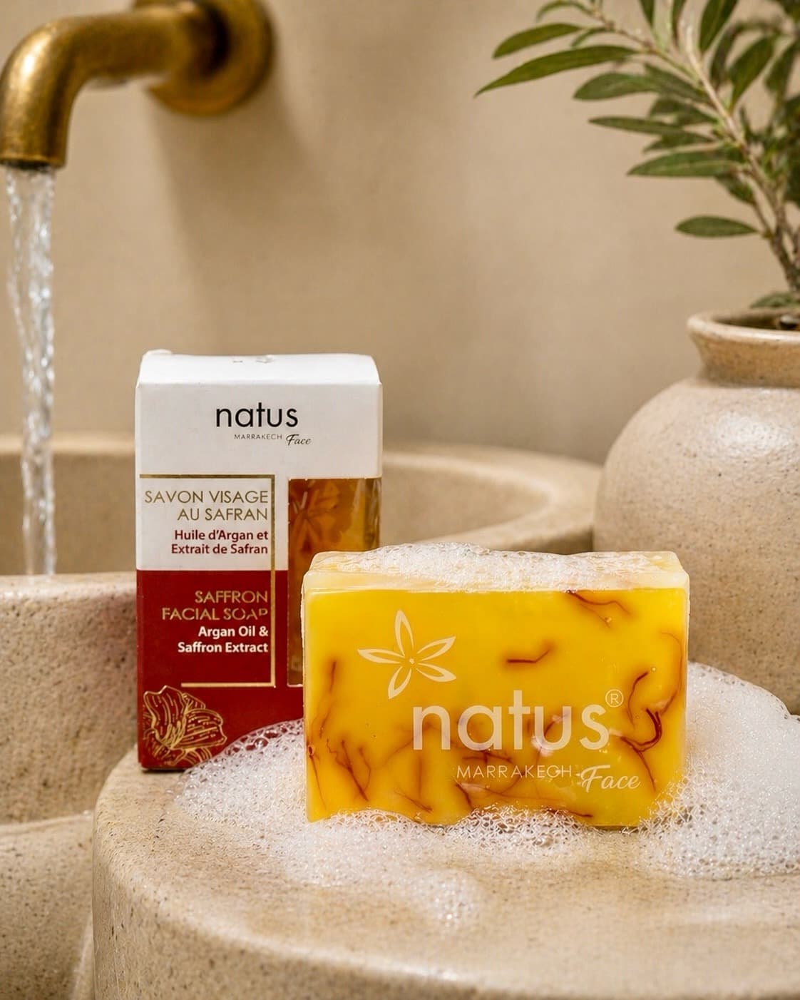 Savon visage au safran Natus sur une vasque en pierre